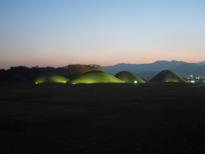 Corée, Gyeongju tumuli de nuit