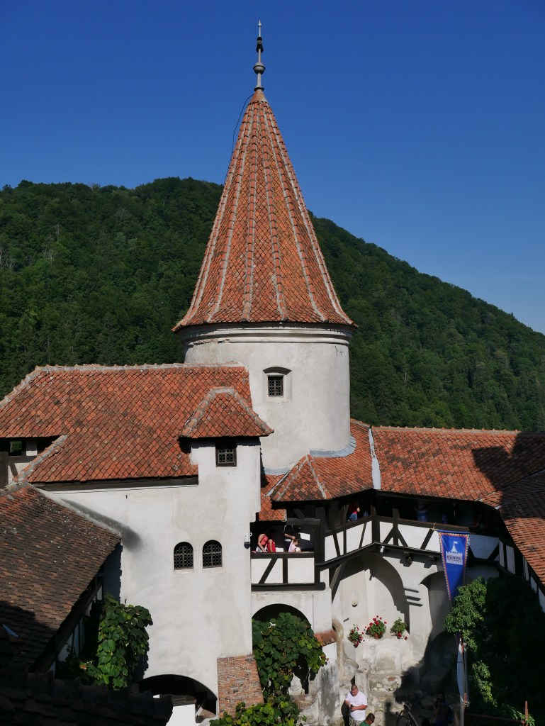 Cour et tour du Château de Bran