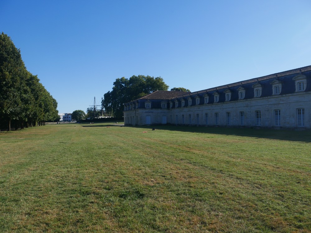 On aperçoit non loin L'Hermione