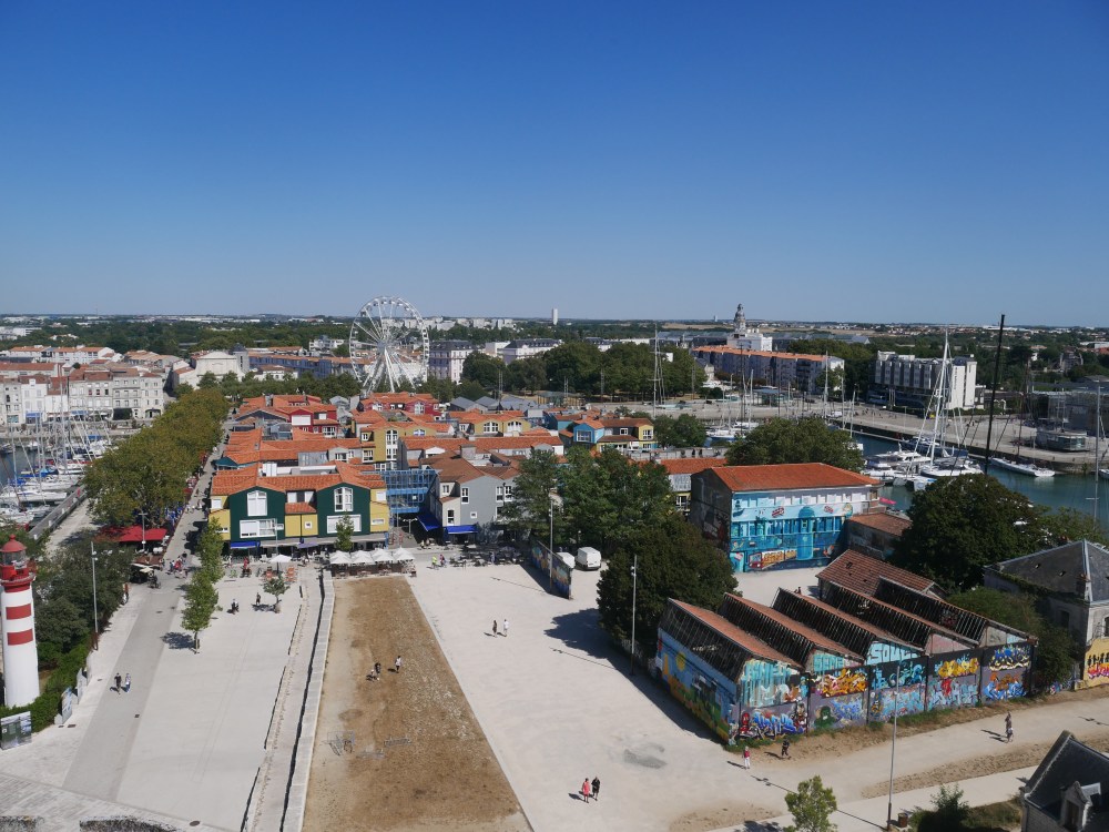 La vue de la Tour St-Nicolas sur un joli quartier coloré
