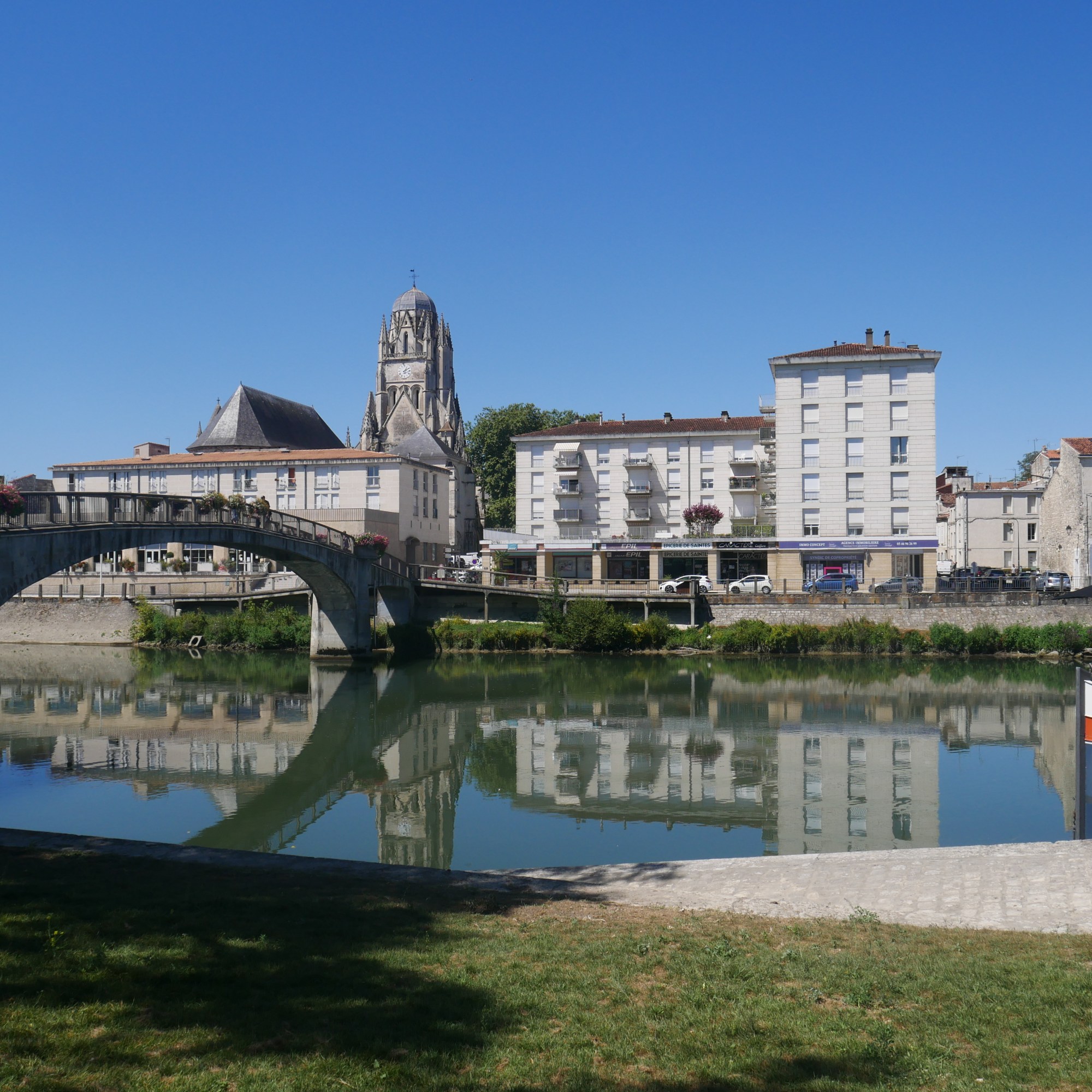 Saintes se reflète dans la Charente