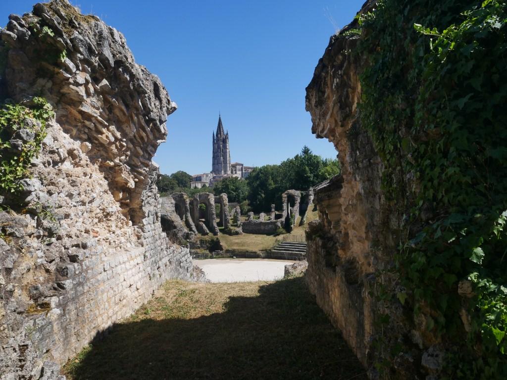 L'Amphithéâtre et au loin l'église du centre ville