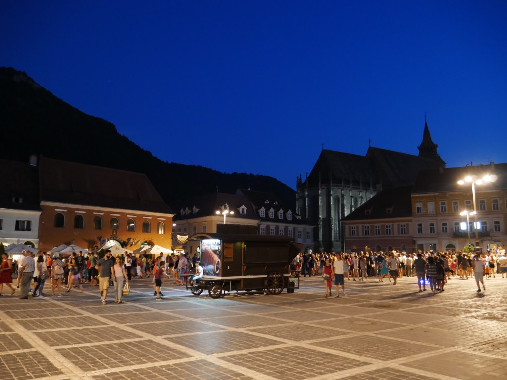 Vue de la place du Conseil avec l’église Noir en arrière-plan